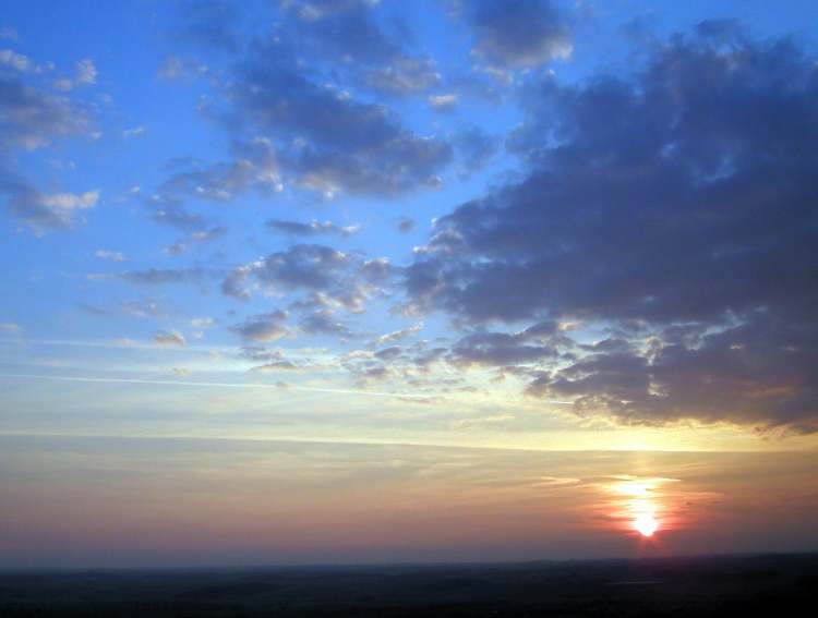 Sonne kommt durch Wolken (Bitte hier klicken um dieses Bild in seiner vollen Größe zu betrachten)