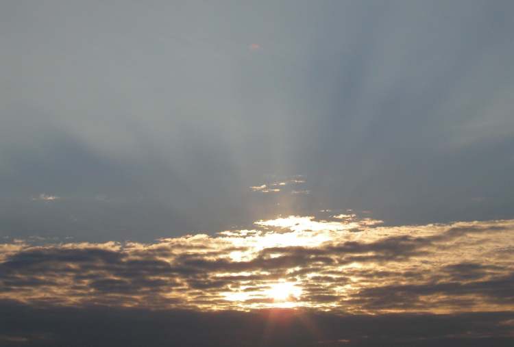Sonnenaufgang mit schöner Wolkenformation (Bitte hier klicken um dieses Bild in seiner vollen Größe zu betrachten)