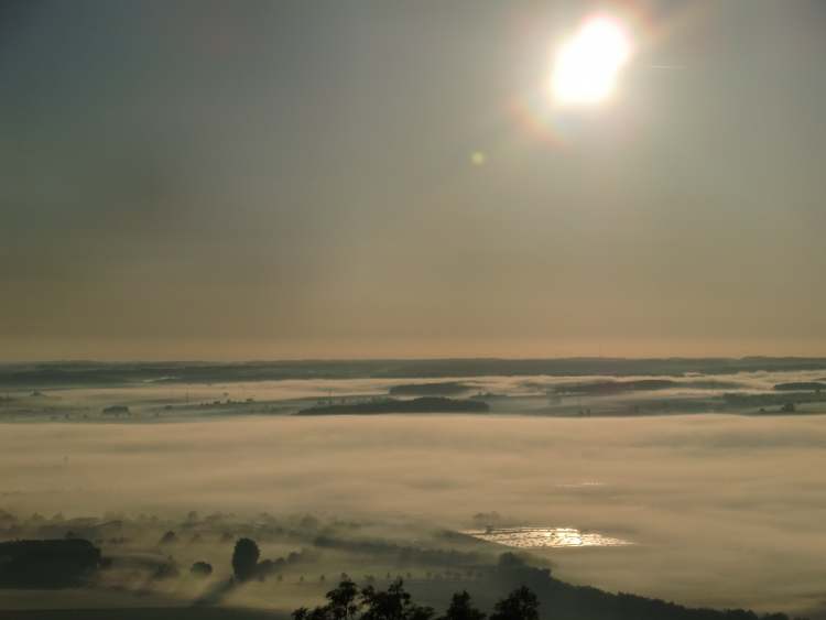 Sonnenaufgang, aber die Hohenloher Ebene liegt noch im Nebel (Bitte hier klicken um dieses Bild in seiner vollen Größe zu betrachten)