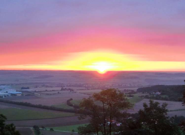 kraftvoller Sonnenaufgang (Bitte hier klicken um dieses Bild in seiner vollen Größe zu betrachten)