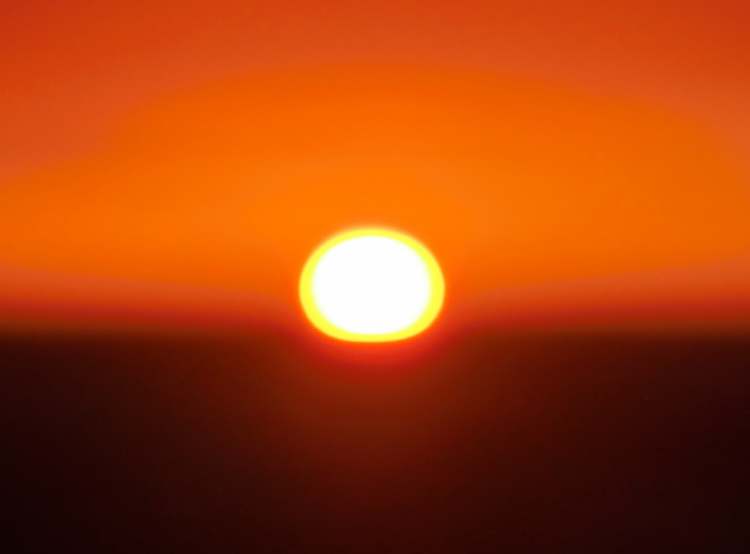 Sonnenaufgang in orange (Bitte hier klicken um dieses Bild in seiner vollen Größe zu betrachten)