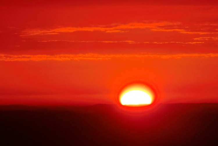 roter Sonnenaufgang (Bitte hier klicken um dieses Bild in seiner vollen Größe zu betrachten)