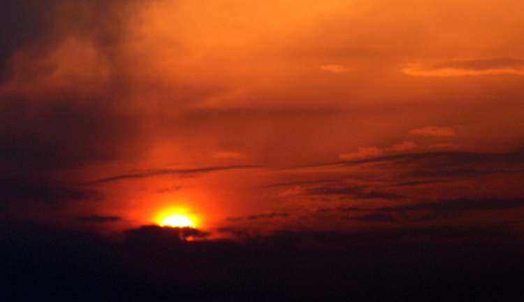 hinter Wolken noch halb verdeckt (Bitte hier klicken um dieses Bild in seiner vollen Größe zu betrachten)