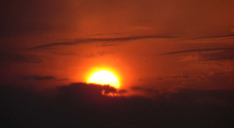 Sonne kommt hinter Wolken hervor (Bitte hier klicken um dieses Bild in seiner vollen Größe zu betrachten)