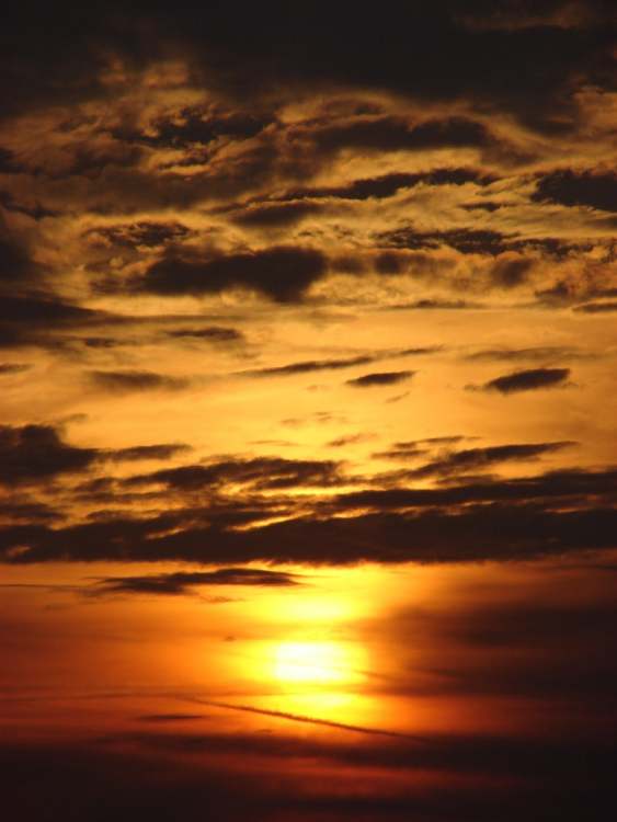Sonnenaufgang bei wilder Wolkenlage (Bitte hier klicken um dieses Bild in seiner vollen Größe zu betrachten)