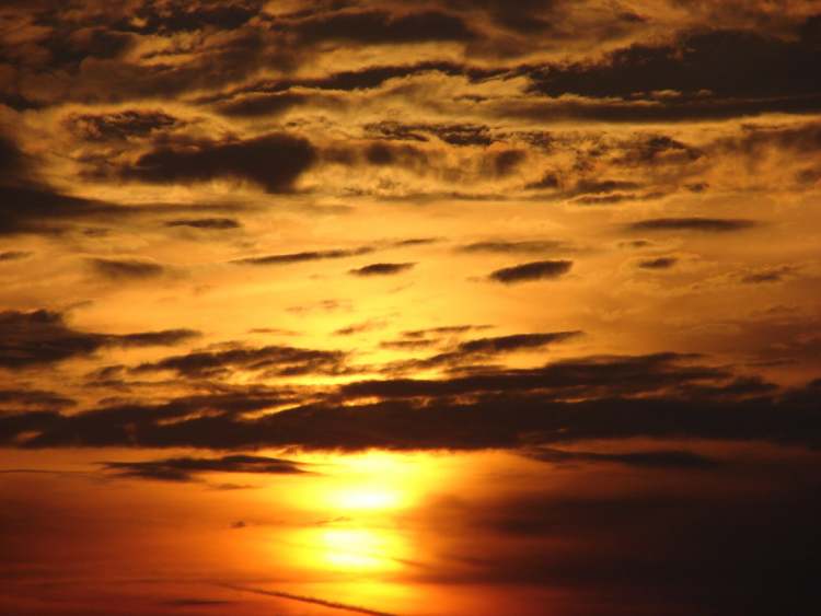 Sonnenaufgang hinter Wolkenschicht (Bitte hier klicken um dieses Bild in seiner vollen Größe zu betrachten)