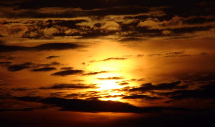 Sonnenaufgang hinter Wolkenschichten (Bitte hier klicken um dieses Bild in seiner vollen Größe zu betrachten)