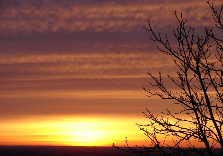 Sonnenaufgang mit gesprühten Wolken (Bitte hier klicken um dieses Bild in seiner vollen Größe zu betrachten)