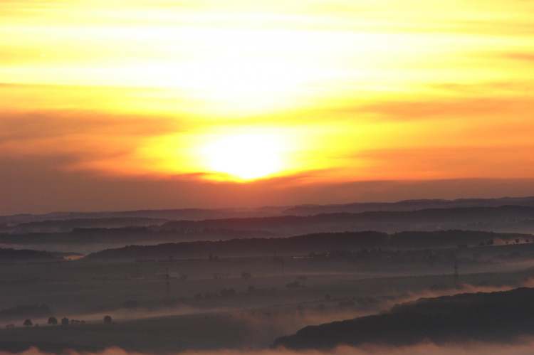 Sonnenaufgang über vernebelter Landschaft (Bitte hier klicken um dieses Bild in seiner vollen Größe zu betrachten)