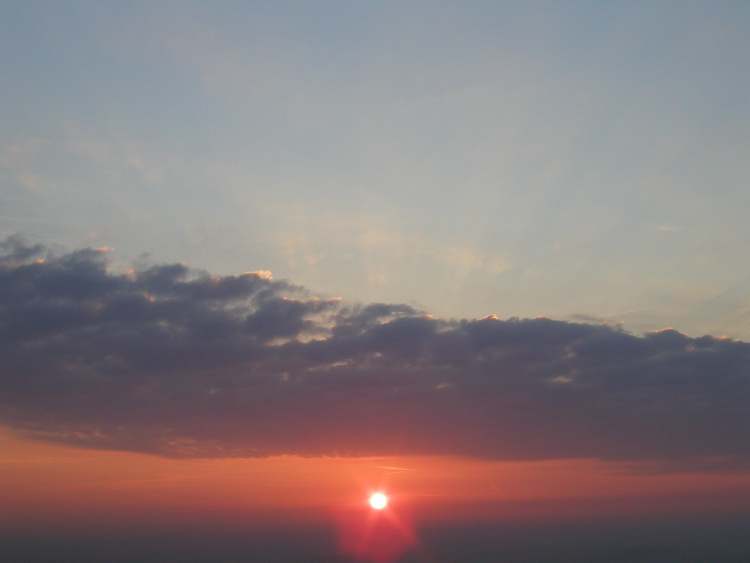 Sonnenaufgang mit Wolkenband (Bitte hier klicken um dieses Bild in seiner vollen Größe zu betrachten)