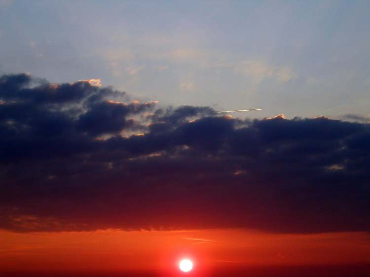 Sonnenaufgang mit fetter Wolkenbank (Bitte hier klicken um dieses Bild in seiner vollen Größe zu betrachten)