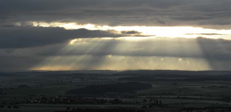 endlich bricht die Sonne durch die Wolkenwand (Bitte hier klicken um dieses Bild in seiner vollen Größe zu betrachten)