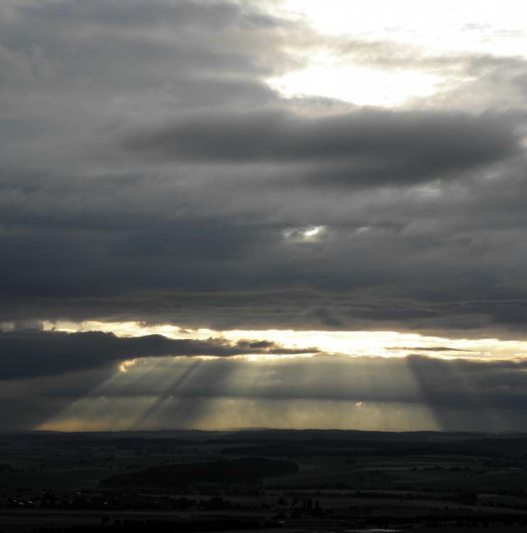 Sonne durch die Wolkenwand (Bitte hier klicken um dieses Bild in seiner vollen Größe zu betrachten)