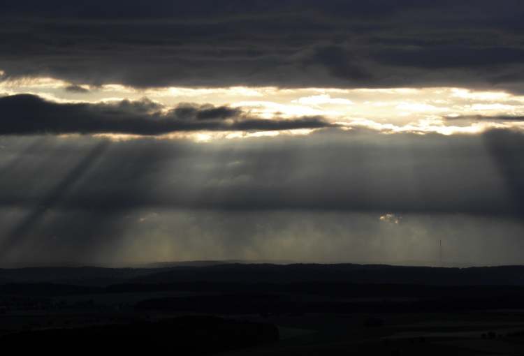 die Sonne bricht durch die Wolkenwand (Bitte hier klicken um dieses Bild in seiner vollen Größe zu betrachten)