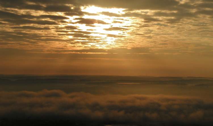 Sonnenaufgang hinter Wolken (Bitte hier klicken um dieses Bild in seiner vollen Größe zu betrachten)