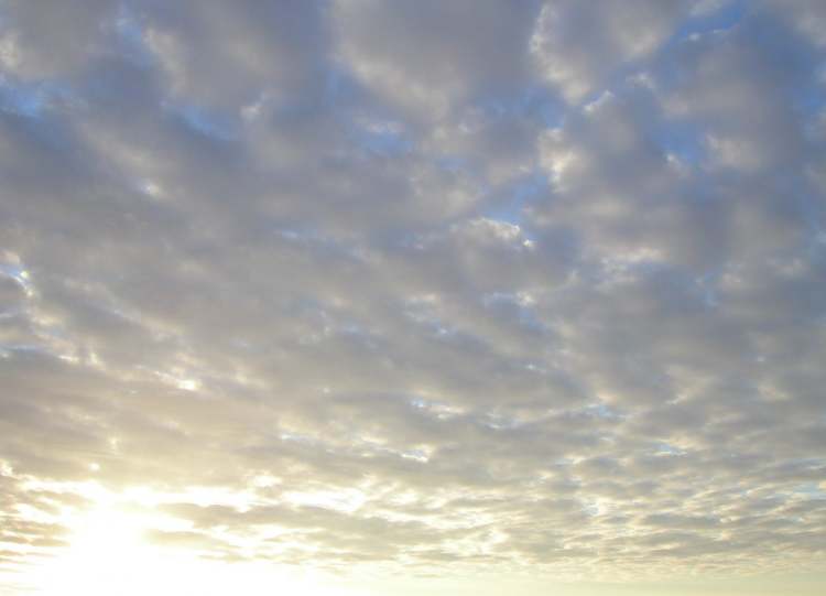 Sonnenaufgang unter Wolkendecke (Bitte hier klicken um dieses Bild in seiner vollen Größe zu betrachten)