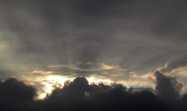Sonne hinter Dunkelwolken (Bitte hier klicken um dieses Bild in seiner vollen Größe zu betrachten)