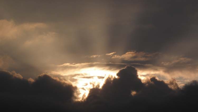 Sonne hinter dunklen Wolken (Bitte hier klicken um dieses Bild in seiner vollen Größe zu betrachten)