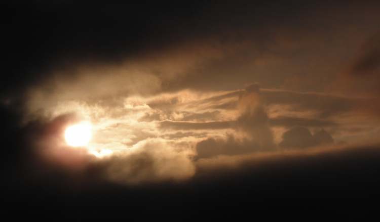 Sonnenaufgang durch dunkle Wolken (Bitte hier klicken um dieses Bild in seiner vollen Größe zu betrachten)