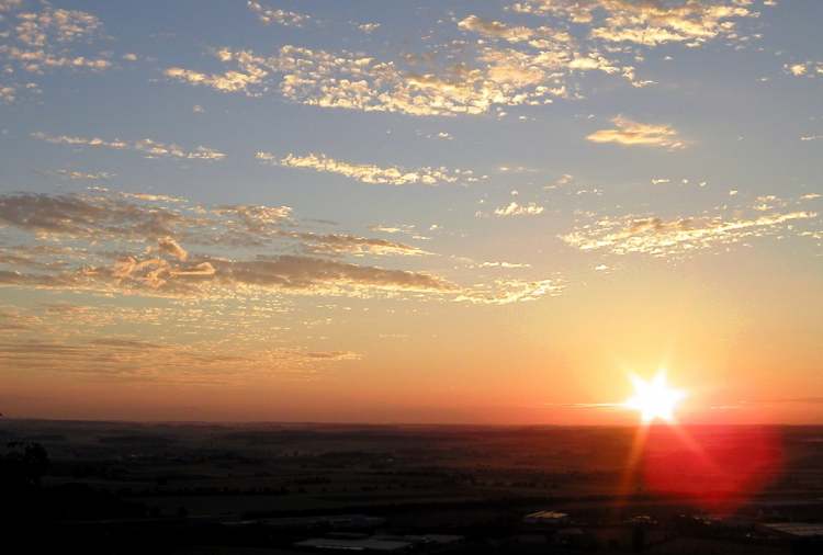 leichte Wolkenlage bei Sonnenaufgang (Bitte hier klicken um dieses Bild in seiner vollen Größe zu betrachten)