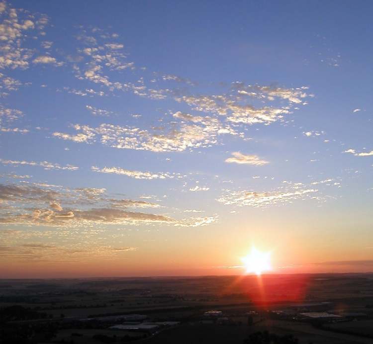 ein freundlicher Sonnenaufgang (Bitte hier klicken um dieses Bild in seiner vollen Größe zu betrachten)