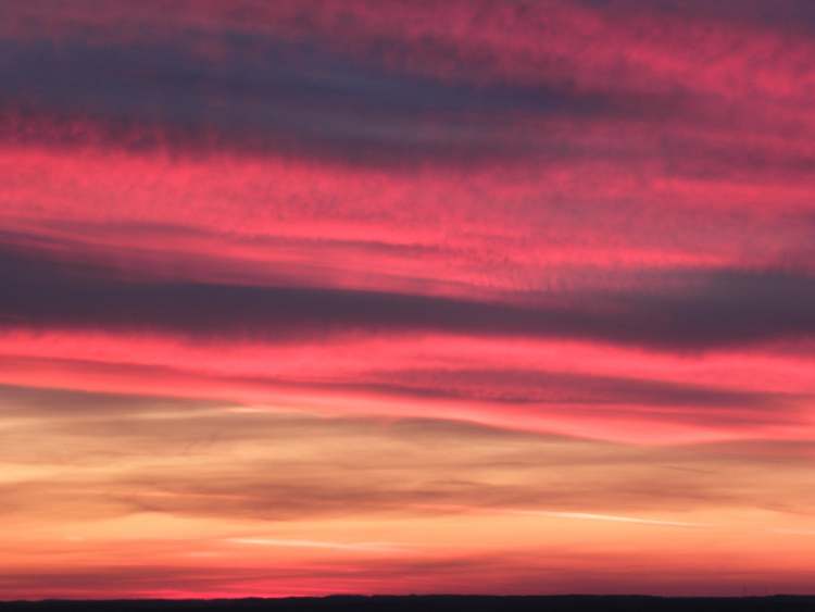 Wolkenformationen von unten beschienen bei Sonnenaufgang (Bitte hier klicken um dieses Bild in seiner vollen Größe zu betrachten)