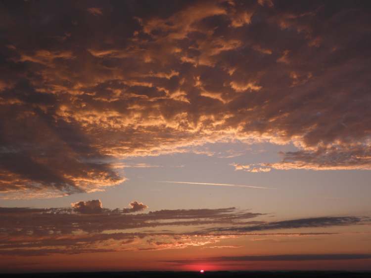 viele Wolken bei Sonnenaufgang (Bitte hier klicken um dieses Bild in seiner vollen Größe zu betrachten)