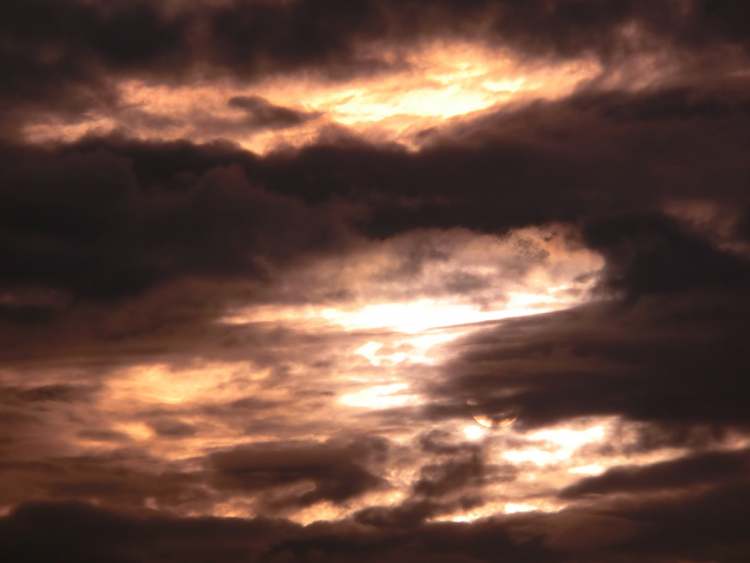 Düstere Wolkenstimmung am Morgen (Bitte hier klicken um dieses Bild in seiner vollen Größe zu betrachten)