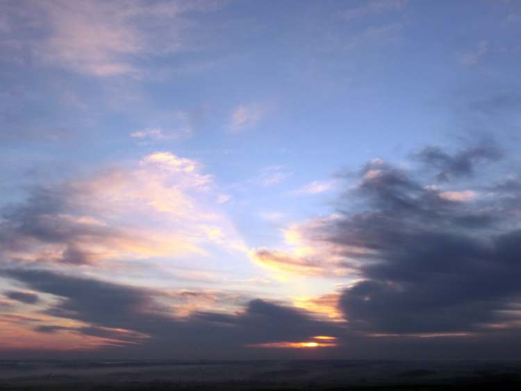 eifrig ziehen die Wolken von dannen (Bitte hier klicken um dieses Bild in seiner vollen Größe zu betrachten)