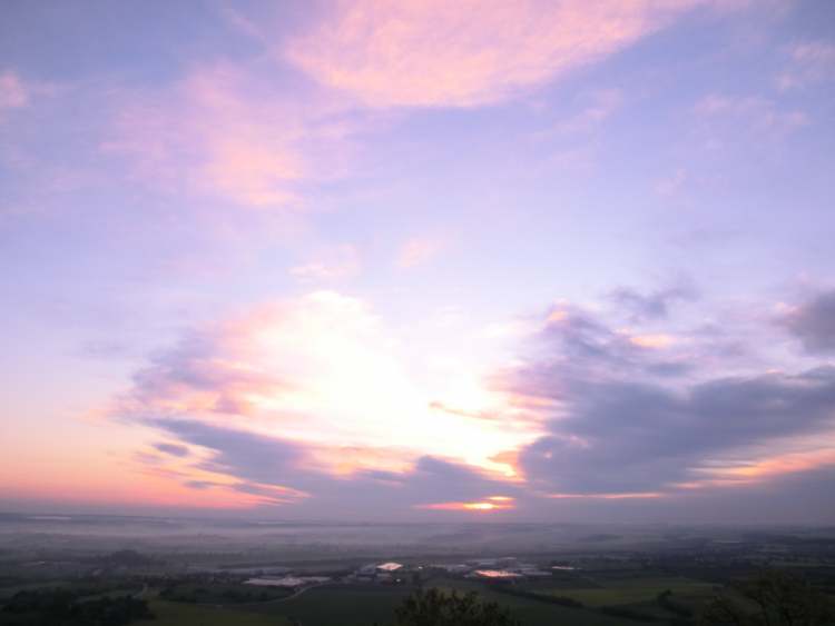 Sonnenaufgang am Morgen mit Wolken (Bitte hier klicken um dieses Bild in seiner vollen Größe zu betrachten)
