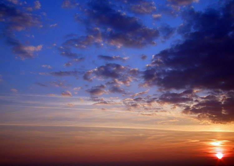 Sonnenaufgang mit tollem Himmel (Bitte hier klicken um dieses Bild in seiner vollen Größe zu betrachten)