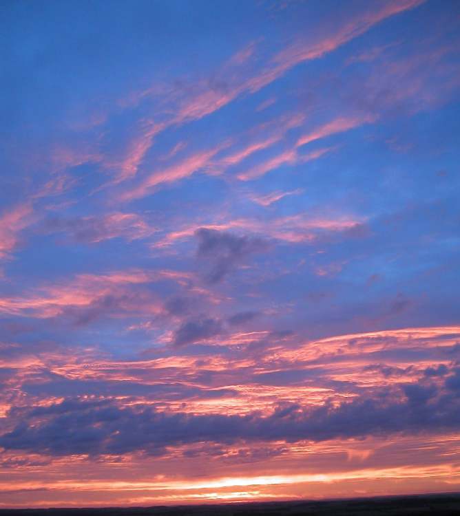 roter Sonnenaufgang mit Wolken (Bitte hier klicken um dieses Bild in seiner vollen Größe zu betrachten)