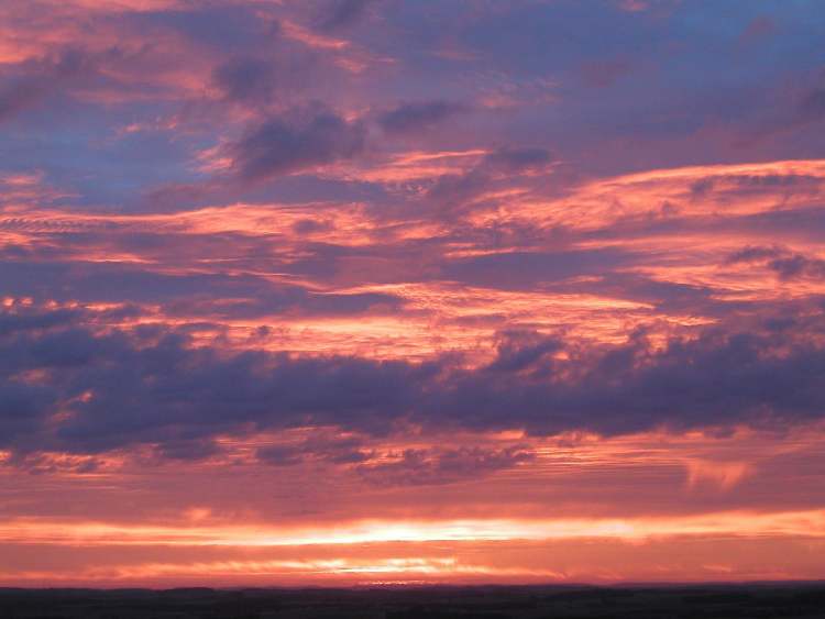 rote Sonnenaufgangswolken (Bitte hier klicken um dieses Bild in seiner vollen Größe zu betrachten)