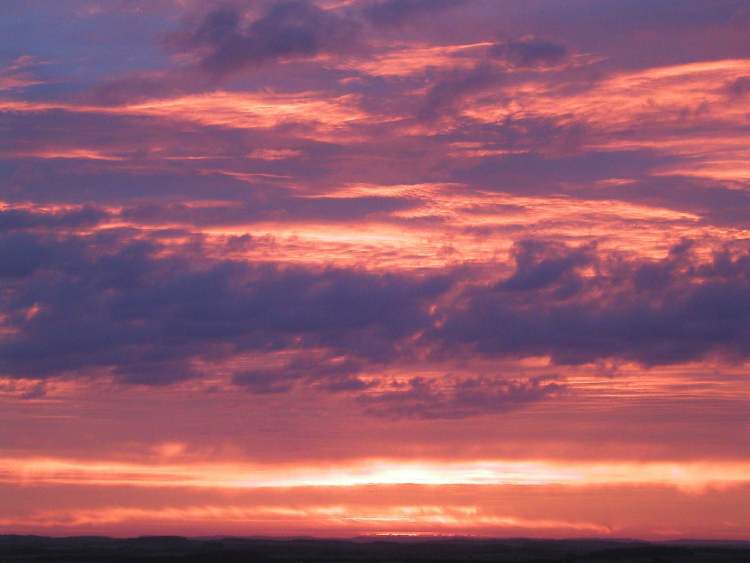 rote Wolken bei Sonnenaufgang (Bitte hier klicken um dieses Bild in seiner vollen Größe zu betrachten)