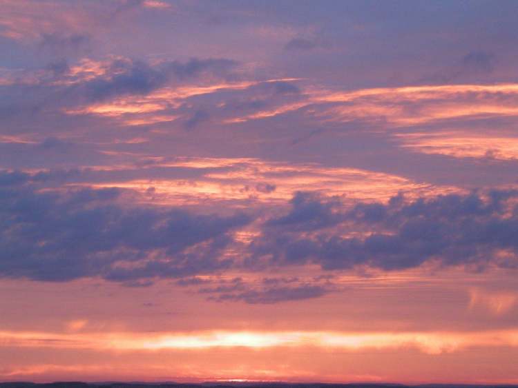 Wolken im roten Sonnenaufgang (Bitte hier klicken um dieses Bild in seiner vollen Größe zu betrachten)