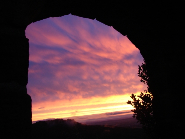 hier sieht man den Abendhimmel durch das Tor (Bitte hier klicken um dieses Bild in seiner vollen Größe zu betrachten)