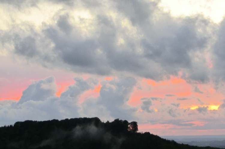 Abendhimmel mit sanftem Rot in der Ferne (Bitte hier klicken um dieses Bild in seiner vollen Größe zu betrachten)