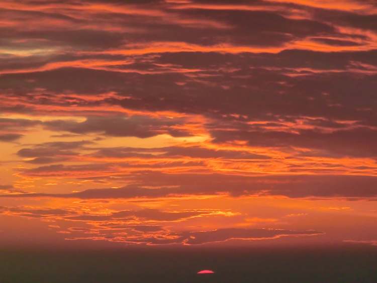 Abendhimmel mit leuchtenden Wolken (Bitte hier klicken um dieses Bild in seiner vollen Größe zu betrachten)