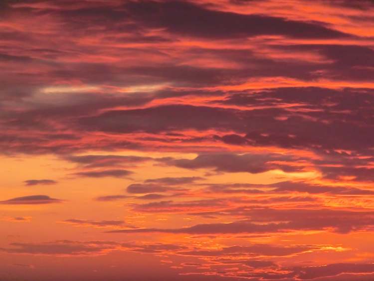 Abendhimmel mit leuchtender Wolkenwelt (Bitte hier klicken um dieses Bild in seiner vollen Größe zu betrachten)