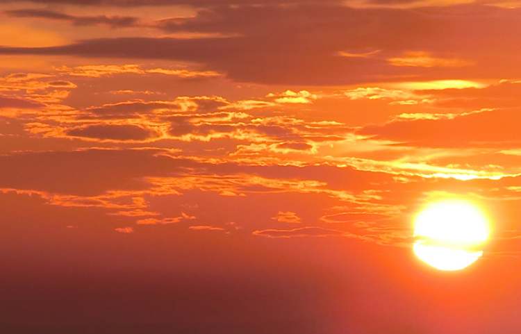 orange untergehende Sonnenwelt (Bitte hier klicken um dieses Bild in seiner vollen Größe zu betrachten)