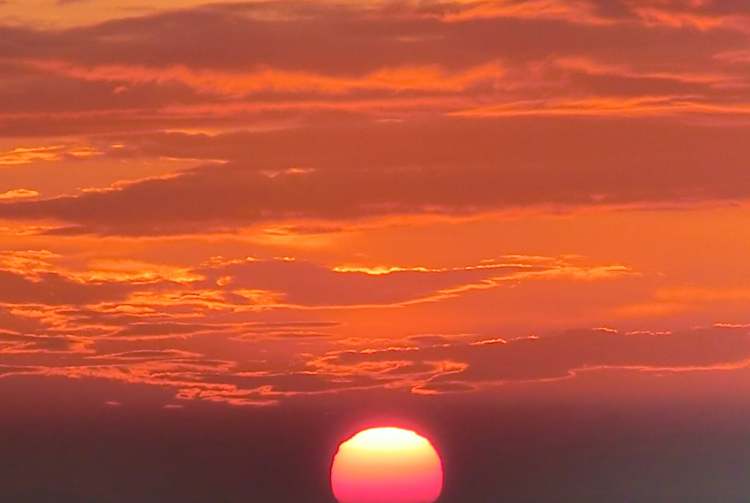abendlich oranger Himmel mit untergehender Sonne (Bitte hier klicken um dieses Bild in seiner vollen Größe zu betrachten)