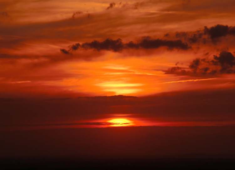 leuchtende Wolken bei Sonnenuntergang (Bitte hier klicken um dieses Bild in seiner vollen Größe zu betrachten)