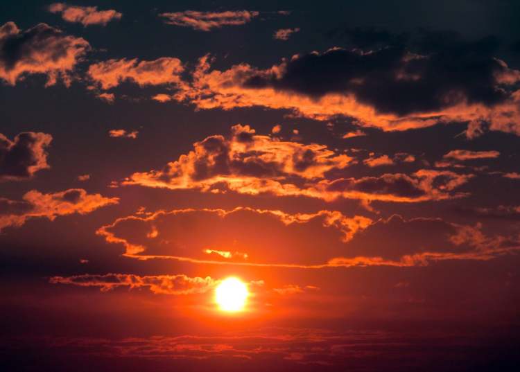 Sonnenuntergang mit Wolken (Bitte hier klicken um dieses Bild in seiner vollen Größe zu betrachten)