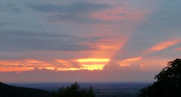 Sonne wirft Wolkenschatten (Bitte hier klicken um dieses Bild in seiner vollen Größe zu betrachten)