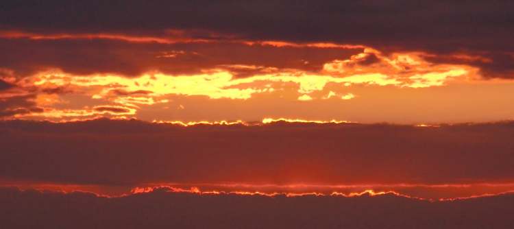 bestrahlte Wolken beim Sonnenuntergang (Bitte hier klicken um dieses Bild in seiner vollen Größe zu betrachten)