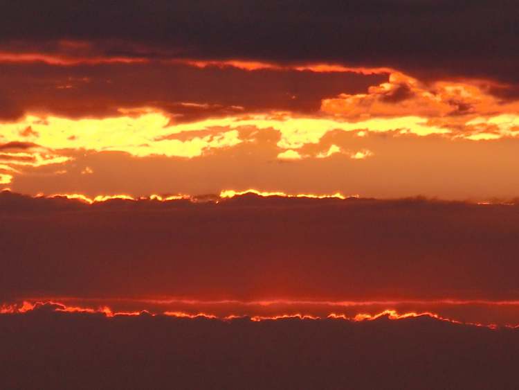 bestrahlte Wolken bei Sonnenuntergang (Bitte hier klicken um dieses Bild in seiner vollen Größe zu betrachten)