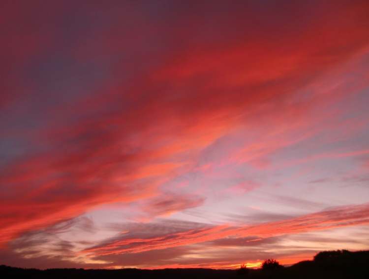 rote Wolken bei Sonnenuntergang (Bitte hier klicken um dieses Bild in seiner vollen Größe zu betrachten)