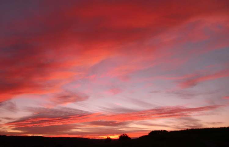 rote Wolken beim Sonnenuntergang (Bitte hier klicken um dieses Bild in seiner vollen Größe zu betrachten)