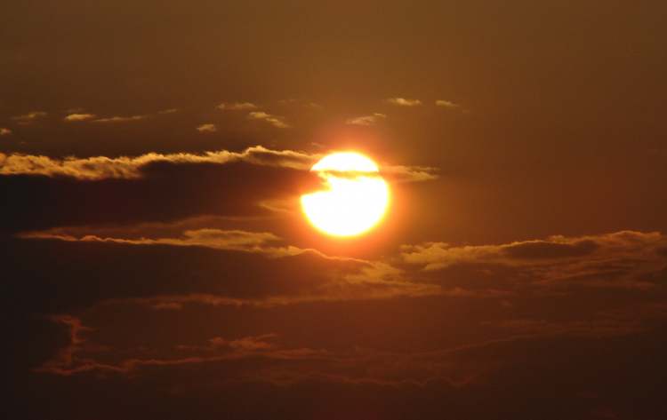 Sonne hinter Wolken (Bitte hier klicken um dieses Bild in seiner vollen Größe zu betrachten)