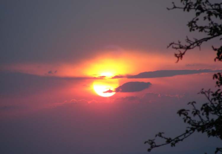 Sonnenuntergang hinter den Wolken (Bitte hier klicken um dieses Bild in seiner vollen Größe zu betrachten)